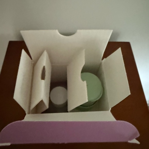 New..
Clinique Clarifying Lotion with Light Purple Bottle - Picture 5 of 6